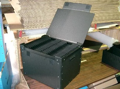 基板用通い箱 (内装仕切付)